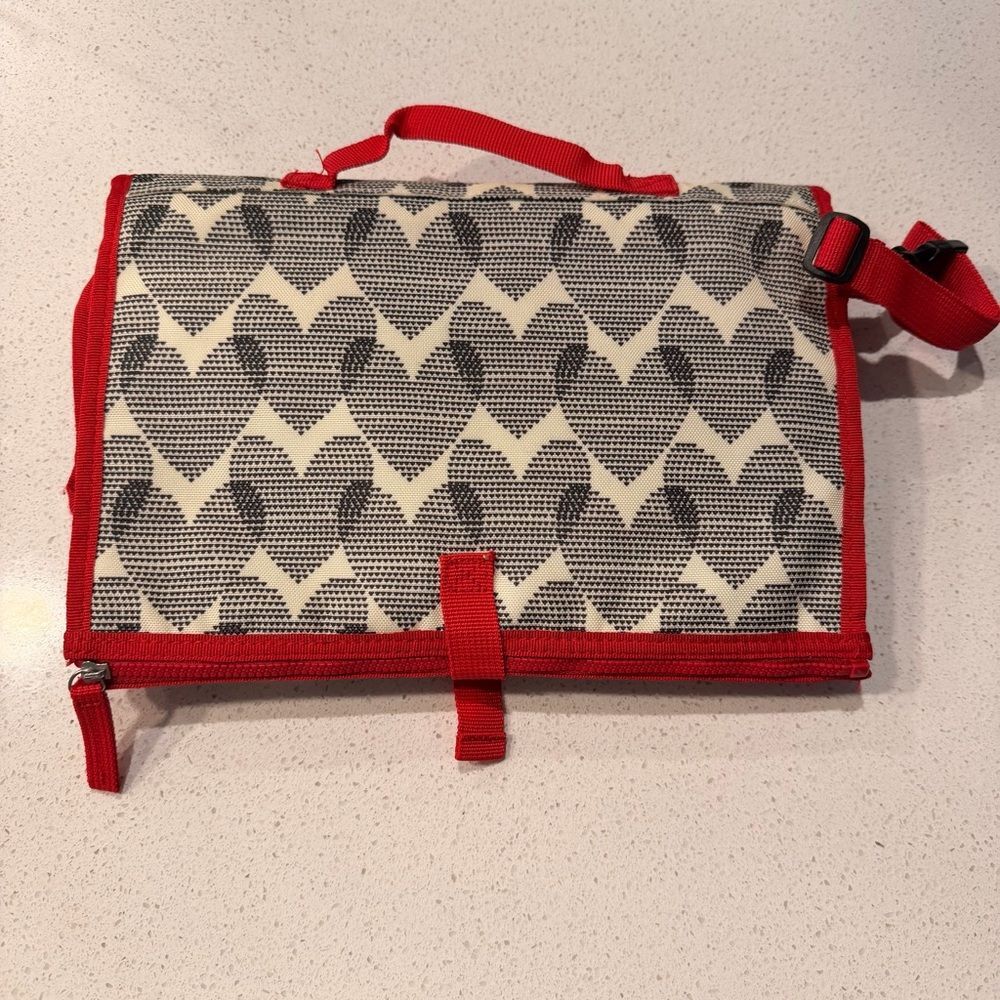 Skip Hop Pronto Portable Changing Station Clutch Gray Chevron Red Baby OS - Picture 2 of 8